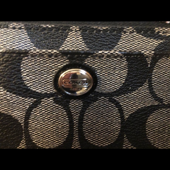 Low start for show!Mini Coach Wristlet/Wallet with keychain. Used once or twice - Picture 5 of 7